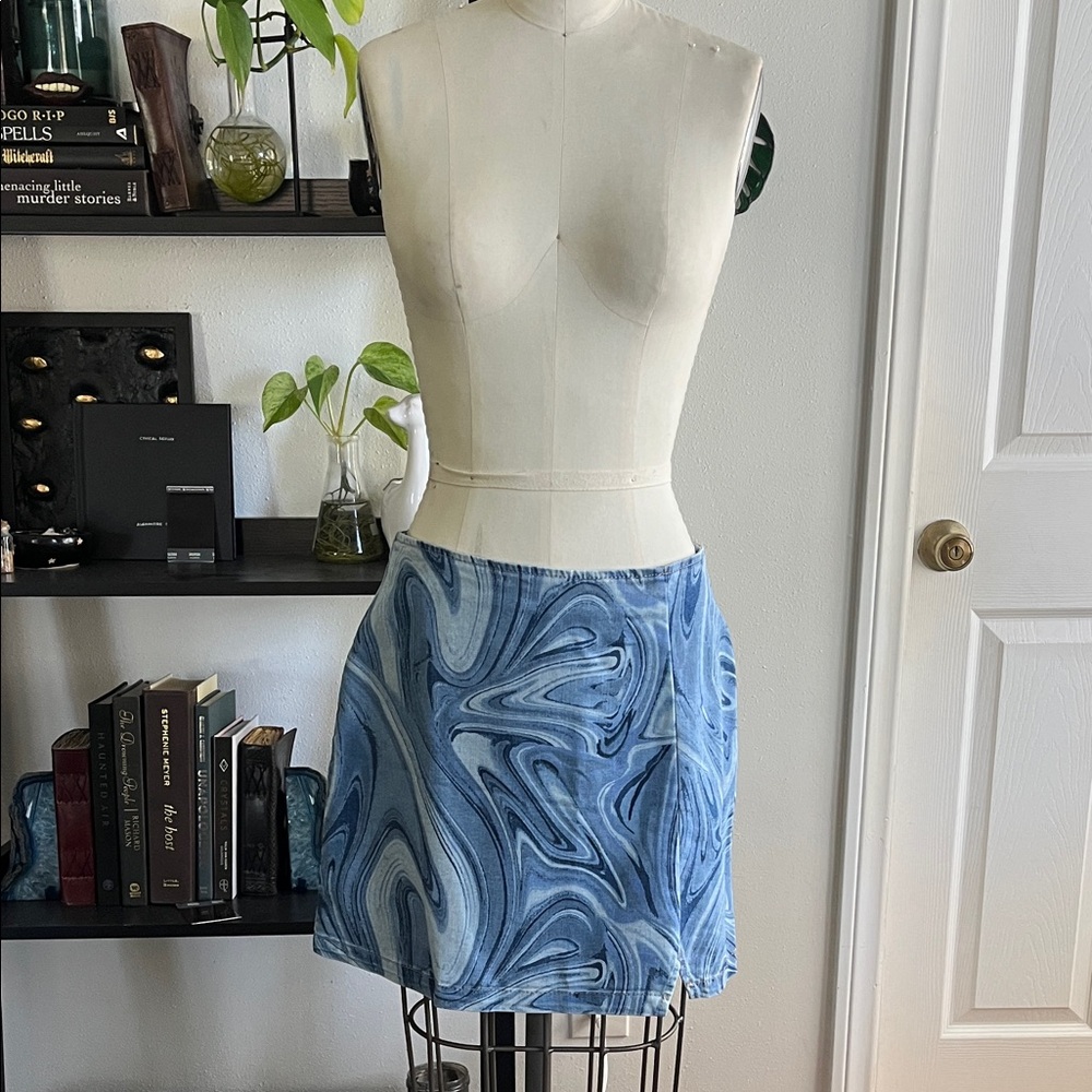 Swirl Denim Mini Skirt size 8 Wild Fable like new with small slit at front seam